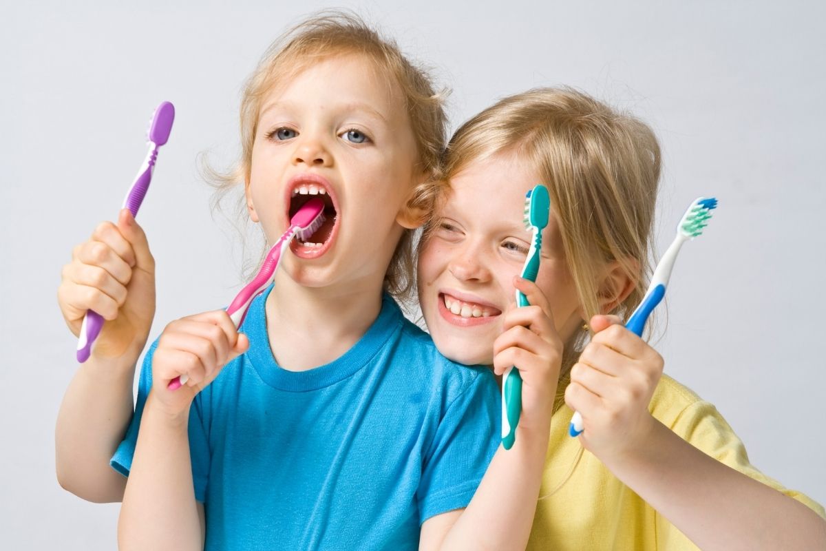 bambini che si lavano i denti