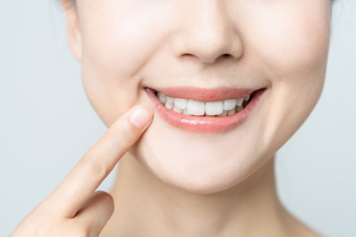 donna che indica i propri denti